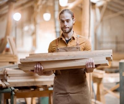 Man die houten latten draagt