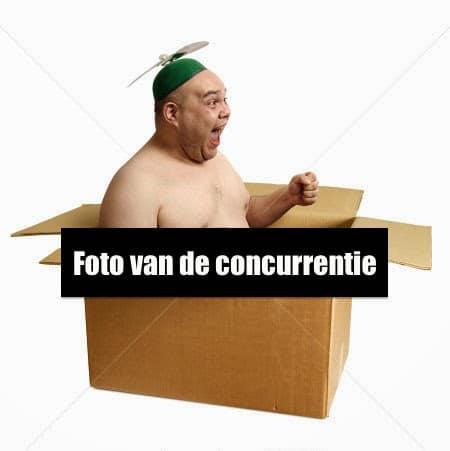 Man in kartonnen doos, verkleed als kind, aan het racen